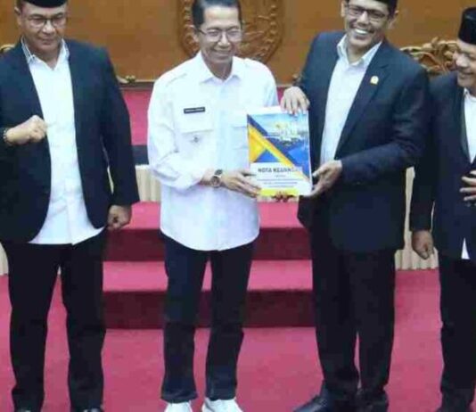 Rapat Paripurna DPRD Batam, Amsakar Sampaikan Nota Keuangan Perubahan APBD Rp4,55 Triliun