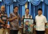 Pimpinan DPRD Batam Hadiri Syukuran Milad ke-58 Amsakar, Serahkan Karikatur