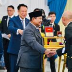 PM Thailand Anugerahkan Tanda Kehormatan Militer kepada Presiden Prabowo di Istana Merdeka