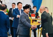 PM Thailand Anugerahkan Tanda Kehormatan Militer kepada Presiden Prabowo di Istana Merdeka