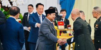 PM Thailand Anugerahkan Tanda Kehormatan Militer kepada Presiden Prabowo di Istana Merdeka