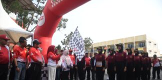 Dewi Ansar Lepas Gerak Jalan Proklamasi Putri 8 Km di Tanjungpinang