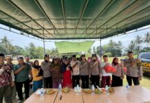 Polwan Polresta Barelang Berbagi Bingkisan kepada Anak Yatim di Kampung Belongkeng