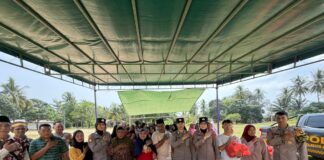 Polwan Polresta Barelang Berbagi Bingkisan kepada Anak Yatim di Kampung Belongkeng