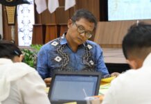 Rumah Tak Sempurna Empat hari yang padat. Dari 16 sampai 19 September 2026, PWI Kepulauan Riau bagai berlari dari satu pintu ke lain pintu. Pelantikan pengurus PWI Kepri sisa masa bakti 2023–2028, peresmian Graha PWI di kompleks ruko Purimas, Batam Center, Orientasi Keanggotaan dan Kewartawanan (OKK), lalu Uji Kompetensi Wartawan (UKW) enam kelas di Balairung BP Batam. Maraton. UKW melahirkan 32 wartawan kompeten pada jenjang Utama, Madya, dan Muda. Saya kebetulan menguji kelas Muda dan Madya sekaligus. Selamat kepada seluruh peserta. Kompetensi bukan selembar sertifikat. Kompetensi itu pengingat bahwa profesi wartawan memiliki ukuran, standar, tanggung jawab. Selamat pula kepada pengurus PWI Kepri yang baru dilantik. Menjadi pengurus organisasi adalah menerima amanah menjaga rumah bersama, termasuk ketika rumah sedang gaduh. Di situlah berorganisasi menjadi menarik. Manusia makhluk individual. Manusia tidak pernah benar-benar bisa hidup sendirian. Aristoteles bilang zoon politikon, makhluk yang hidup dalam kehidupan bersama. Manusia membentuk keluarga, kampung, komunitas, negara, serikat, perkumpulan, organisasi. Mengapa? Karena manusia sadar dirinya terbatas. Orang bisa kuat pada satu hal, lemah pada hal lain. Punya gagasan, tetapi mungkin tidak punya kemampuan melaksanakan. Punya keberanian, namun belum tentu punya ketekunan. Punya pengalaman, tapi tidak selalu punya perspektif lengkap. Organisasi lahir dari kesadaran atas keterbatasan-keterbatasan itu. Para pengurusnya saling mengisi, saling melengkapi, satu sama lain. Tak ada organisasi sempurna. Organisasi dibentuk oleh manusia, dan manusia tidak sempurna. PWI pun demikian. Delapan puluh tahun usia PWI tak menjadikannya tanpa cela. Justru 80 tahun menunjukkan betapa panjang jalan yang telah dilalui. Pernah jaya, jatuh, dipukul zaman, berselisih, terbelah, lalu berdiri lagi. Berorganisasi butuh kesetiaan. Bukan kesetiaan buta, bukan pula kesetiaan kepada seseorang. Apalagi setia terhadap orang yang mengaku-ngaku paling berjasa, paling banyak mengeluarkan materi. Berorganisasi itu setia kepada nilai, aturan, kesejarahannya. Organisasi adalah milik sejarah yang dibangun banyak generasi. Dalam konteks PWI, keanggotaan dan keterlibatan dalam forum atau komunitas lain tentu harus tunduk pada aturan organisasi. AD/ART PWI mengatur bahwa anggota boleh membuat atau bergabung dengan forum/komunitas sejenis sepanjang tidak berbadan hukum (pasal 10 ayat 1). Lalu, bagi anggota di daerah yang hendak melakukan hal sama, diperlukan izin tertulis dari pengurus PWI Provinsi (ayat 2). Kata Ketua Umum PWI Pusat Cak Munir, izin tertulis itu bukan semata-mata kirim surat lewat WhatsApp. Ada ewuh-pakewuh, ada ketakziman, kesediaan menjadi perpanjangan tangan PWI di forum barunya, bahkan mengibarkan panji dan membesarkan PWI di sana. Kalau masih membawa nama PWI, memakai identitas PWI, dan menikmati kedudukan sebagai anggota PWI, maka ada konsekuensi yang melekat. Kebebasan berorganisasi bukan kebebasan mengabaikan aturan organisasi yang secara sadar kita pilih sendiri. Kalau mau pindah rumah, katakan dengan terang. Kalau ingin keluar, keluarlah dengan kesatria. Tak perlu membakar rumah lama, mencaci makinya, hanya karena memilih rumah baru. Tak perlu pula bermain playing victim, merengek kesana kemari mendaku si paling korban, terzalimi. Justru cara seseorang memperlakukan masa lalunya adalah cermin kedewasaan dirinya. Orang yang matang tak perlu merubuhkan jembatan hanya untuk membuktikan bahwa ia telah menyeberang. Lelaki sejati bukan diukur dari seberapa keras kau teriak mengatakan, “Aku pergi!”. Tapi dari bagaimana kau tetap menghormati jalan yang pernah kau lalui setelah sampai di persimpangan lain. Kalau adab sederhana ini pun kau tak punya, selamanya kau nonsense. PWI bukan organisasi sempurna, tapi organisasi yang mau belajar dari ketidaksempurnaannya. Di PWI tak ditemukan pengurus yang tak pernah salah, yang ada pengurus yang ketika salah masih mau mendengar. Jangan cari anggota yang tak pernah berbeda pendapat di PWI. Tapi anggota yang berbeda pendapat tanpa kehilangan rasa memiliki, banyak. PWI itu rumah yang akan selalu retak karena musim, cuaca, badai, taufan, perdebatan, pertengkaran, namun penghuninya juga akan selalu dan selalu memperbaikinya. Rumah yang tak pernah retak bukanlah rumah yang dihuni manusia. Mungkin dihuni jin, jembalang. Rumah semacam itu bukan PWI namanya. Boleh jadi rumah Kojekut — Komunitas Jembalang Kalut. Oleh : Ramon Damora (PWI Kepri)