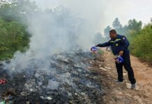Respons Cepat Bhabinkamtibmas Tangani Kebakaran Sampah Liar di Tiban Baru