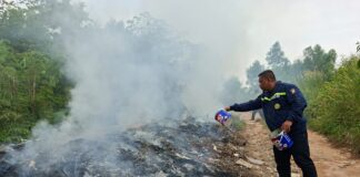 Respons Cepat Bhabinkamtibmas Tangani Kebakaran Sampah Liar di Tiban Baru