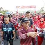 Amsakar Jalan dan Senam Bersama Ribuan Warga Batu Ampar, Tekankan Pentingnya Kekompakan