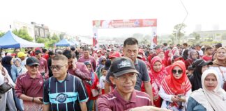 Amsakar Jalan dan Senam Bersama Ribuan Warga Batu Ampar, Tekankan Pentingnya Kekompakan