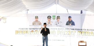 Amsakar Bersama Polresta Barelang dan PSSI Bagikan 1.000 Paket Beras