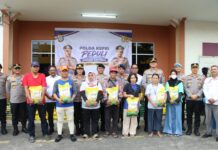 Polda Kepri dan Polresta Barelang Salurkan 1.100 Karung Beras untuk Karyawan PT Ghimli