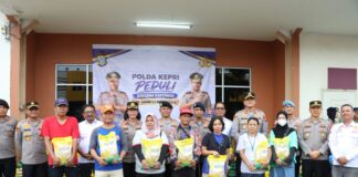 Polda Kepri dan Polresta Barelang Salurkan 1.100 Karung Beras untuk Karyawan PT Ghimli