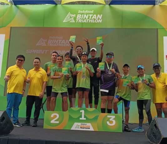 Tekuk Atlet Internasional, Tim Relay FTI Kepri Sabet Juara Bintan Triathlon 2026