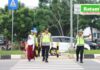 Kapolresta Barelang Bantu Atur Lalu Lintas di SDN 001 Sungai Panas, Pastikan Keselamatan Siswa