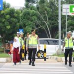 Kapolresta Barelang Bantu Atur Lalu Lintas di SDN 001 Sungai Panas, Pastikan Keselamatan Siswa