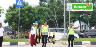 Kapolresta Barelang Bantu Atur Lalu Lintas di SDN 001 Sungai Panas, Pastikan Keselamatan Siswa