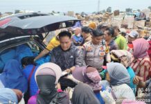 Polsek Nongsa Bersama Awak Media Bagikan 500 Nasi Kotak di TPA Punggur