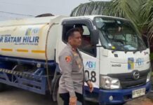 Polsek Nongsa Kawal Distribusi Air Bersih untuk Warga Kavling Bakau Serip
