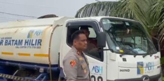 Polsek Nongsa Kawal Distribusi Air Bersih untuk Warga Kavling Bakau Serip
