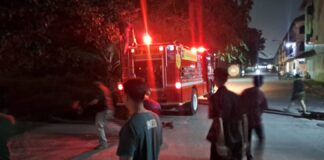 Polsek Sekupang Gerak Cepat Padamkan Kebakaran Lahan Semak Belukar di Marina City