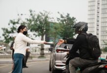 BP Batam Bagikan Masker di Tengah Kabut Asap, Ajak Warga Jaga Kesehatan