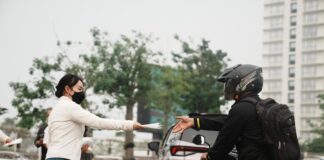 BP Batam Bagikan Masker di Tengah Kabut Asap, Ajak Warga Jaga Kesehatan