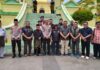 Di Tangga Masjid Bersejarah Penyengat, PWI Kepri Bernostalgia dengan Kapolda Suhendri