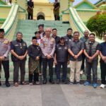 Di Tangga Masjid Bersejarah Penyengat, PWI Kepri Bernostalgia dengan Kapolda Suhendri