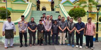 Di Tangga Masjid Bersejarah Penyengat, PWI Kepri Bernostalgia dengan Kapolda Suhendri