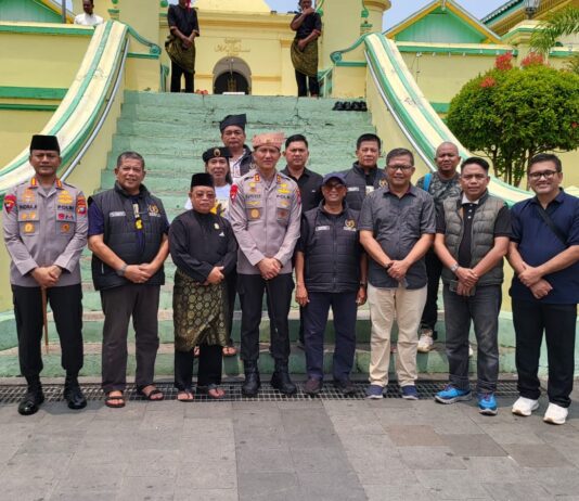 Di Tangga Masjid Bersejarah Penyengat, PWI Kepri Bernostalgia dengan Kapolda Suhendri